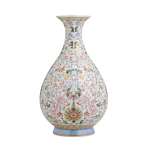 1081 · A CHINESE FAMILLE ROSE VASE, YUHUCHUNPING, QIANLONG MARK, 20TH CENTURY