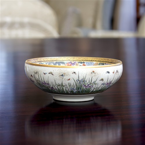 89 · A SMALL MEIJI PERIOD SATSUMA BOWL SIGNED SEIZAN