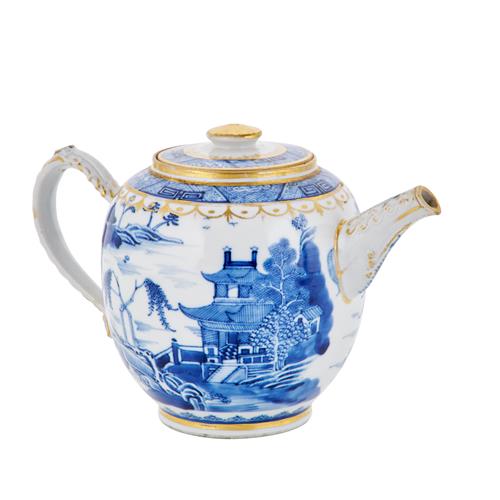 86 · A CHINESE EXPORT BLUE AND WHITE TEAPOT