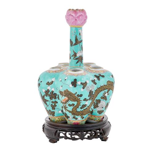 85 · A CHINESE ENAMELLED PORCELAIN TULIP VASE