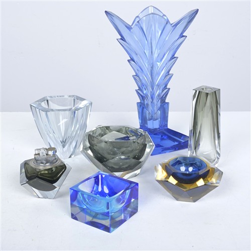 71 · A GROUP OF SEVEN COLOURED ART GLASS VESSELS INCLUDING MURANO GLASS AND PERFUME DECANTER (30H X 19W X 13D CM)