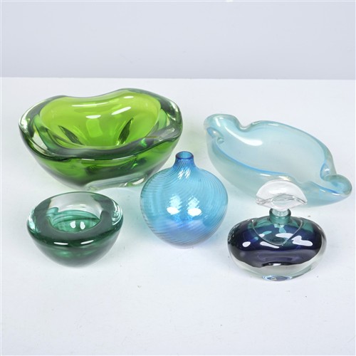 72 · A GROUP OF FIVE COLOURED GLASS BOWLS AND VASE INCLUDING MURANO GLASS, KOSTA BODA AND ART GLASS PERFUME BY MAUREEN WILLIAMS (10H X 24...