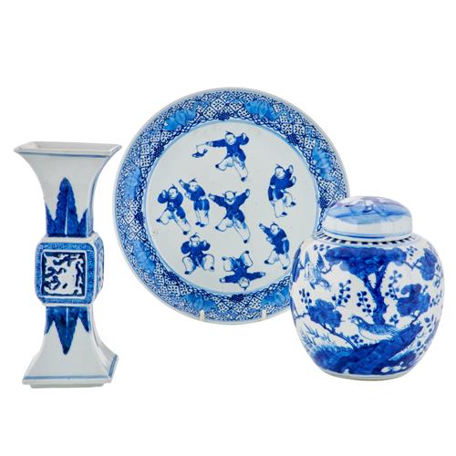 82 · THREE PIECES OF CHINESE BLUE AND WHITE PORCELAIN