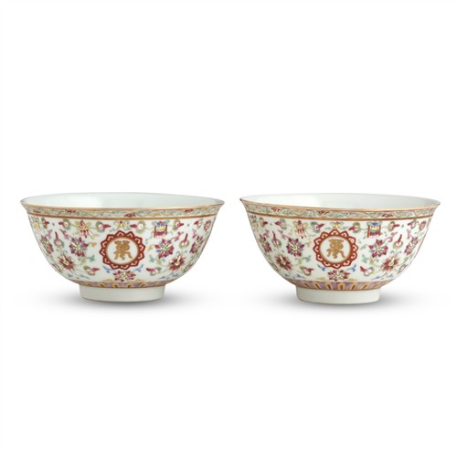 1073 · A PAIR OF CHINESE FAMILLE-ROSE BOWLS, QIANLONG MARK