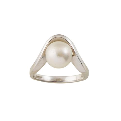 34 · PEARL AND DIAMOND RING