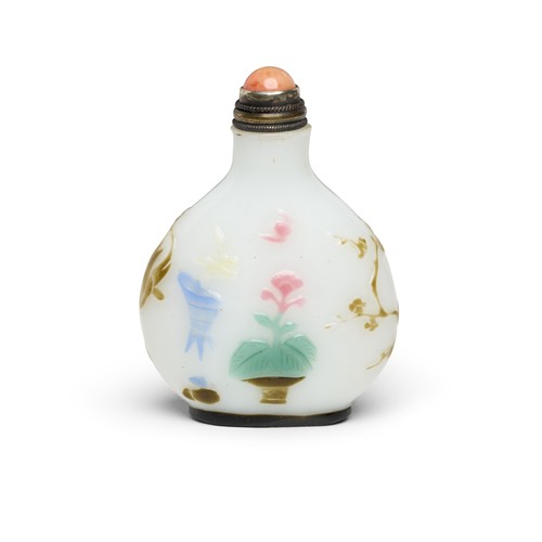 A Chinese Overlay Glass Snuff Bottle, Qing Dynasty (1644 - 1911)
