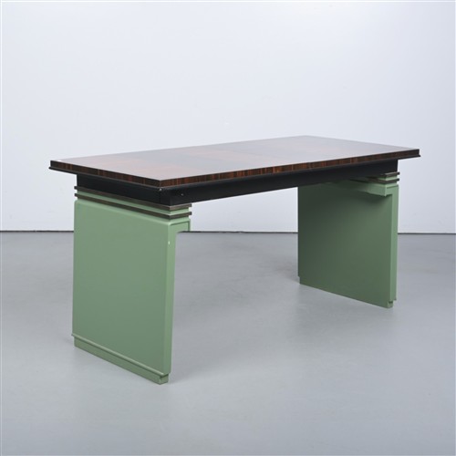 AN ART DECO WALNUT, LACQUERED AND BRASS EDGED TABLE (NO EXTENSION) PROVENANCE GEOFFREY HATTY (76H X 151W X 70D)