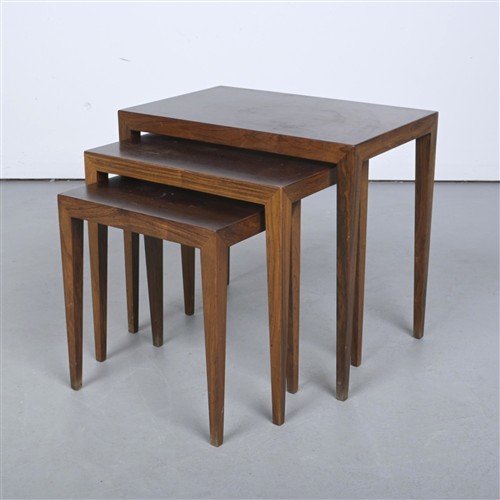 A SET OF THREE MID-20TH CENTURY DANISH BRAZILIAN ROSEWOOD NESTING TABLES BY HASLEV (52H X 57W X 37D CM)