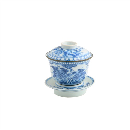 1074 · A CHINESE BLUE AND WHITE COVERED TEA BOWL AND STAND, KANGXI MARK, 19TH CENTURY