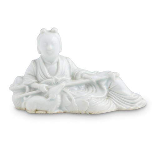 1057 · A CHINESE DEHUA SEATED IMMORTAL FORMED WATER DROPPER, QING DYNASTY, 18TH/19TH CENTURY