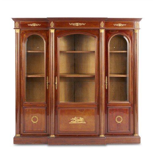 10 · AN ANTIQUE FRENCH MAHOGANY AND GLAZED BIBLIOTHEQUE IN RESTAURATION MANNER Early 20th century
