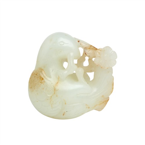 33 · A CHINESE WHITE AND RUSSET JADE BIRD, QING DYNASTY (1644 - 1911)