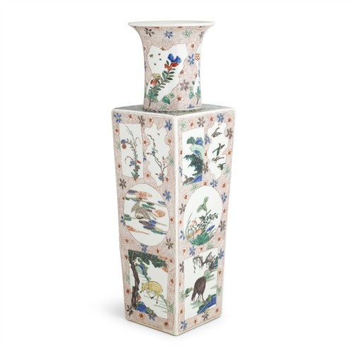 1082 · A CHINESE WUCAI SQUARE VASE, KANGXI MARK, QING DYNASTY (1644 - 1911)