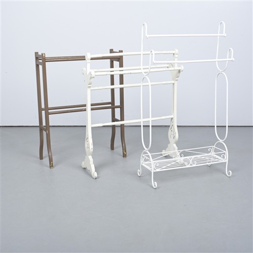 A GROUP OF THREE TOWEL RAILS INCLUDING TWO PAINTED WOODEN TOWEL RACKS AND A PAINTED CAST METAL RACK WITH LOWER SHELF (H X W X D CM)