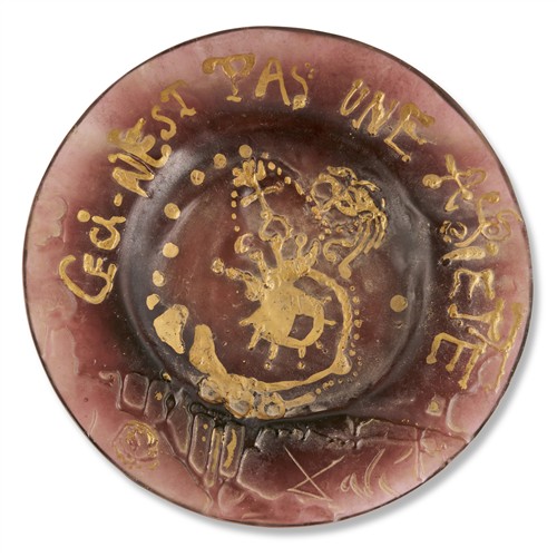 SALVADOR DALI (Spanish, 1904-1989) Ceci N'est Pas Une Assiette Daum glass plate, ed. 826/2000 Diameter 26cm