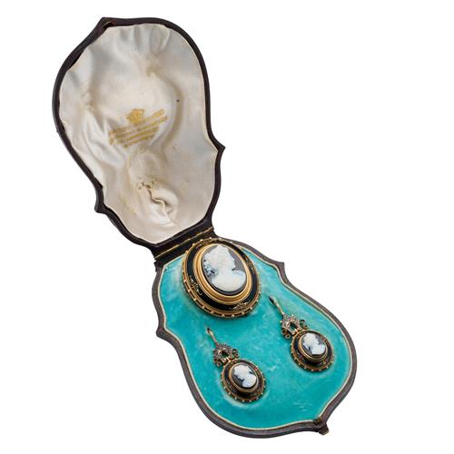 VICTORIAN ONYX CAMEO DEMI PARURE, CIRCA 1875 Property of a Private Sydney Collector