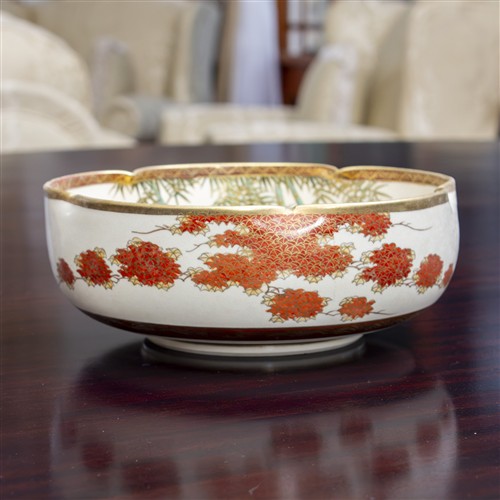 75 · AN EARLY 20TH CENTURY SATSUMA BOWL