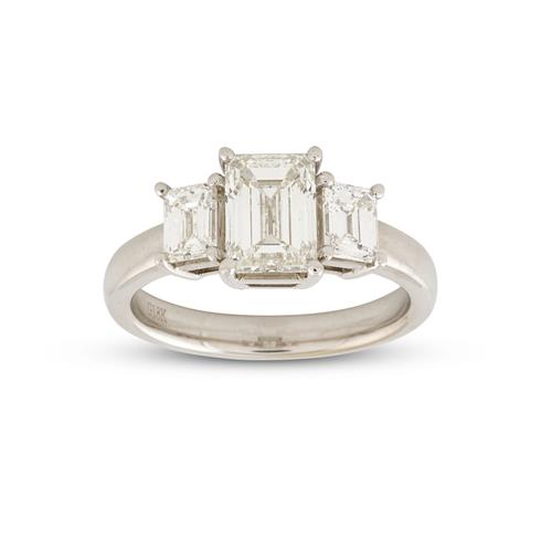 83 · 18CT WHITE GOLD AND DIAMOND RING