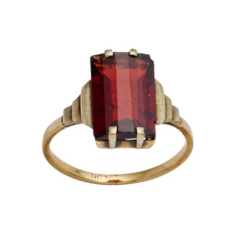 17 · 9CT GOLD GARNET RING Property of a Private Sydney Collector