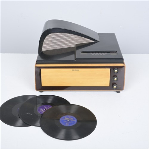 A 1949 MODEL 49-1401 'BOOMERANG' PHILCO RADIO/RECORD PLAYER (28H X 45W X 38D CM) BAKELITE AND WOODGRAIN CASING