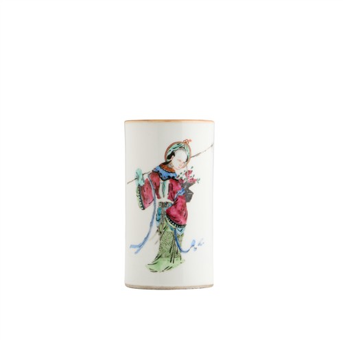 1090 · A FINE CHINESE FAMILLE-ROSE BRUSH POT, DAOGUANG SIX-CHARACTER IRON-RED SEAL MARK AND OF THE PERIOD (1821-50)