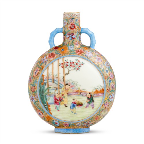30 · A FINE CHINESE FAMILLE-ROSE MOON FLASK "BOYS" VASE, QIANLONG MARK, REPUBLIC PERIOD, EARLY 20TH CENTURY