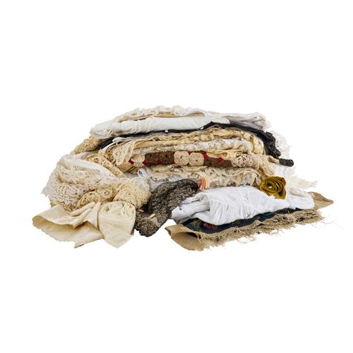 52 · A QUANTITY OF ANTIQUE LACE AND EMBROIDERY
