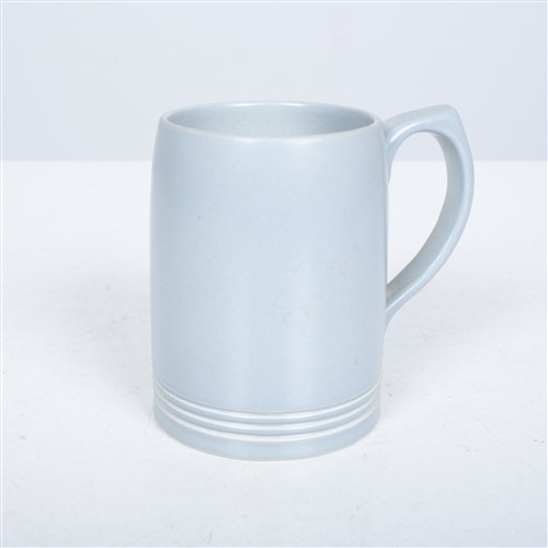 40 · A WEDGWOOD GLAZED TANKARD BY KEITH MURRAY (13H X 9DIA CM)