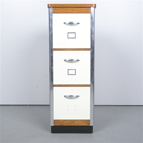 44 · A MID-20TH CENTURY HARDWOOD AND CHROME FILING CABINET (140H X 47W X 71D CM)