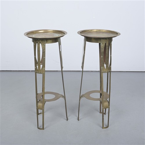 A PAIR OF ARTS AND CRAFTS HAND-BEATEN BRASS JARDINIERE STANDS (75H X 33DIA CM)
