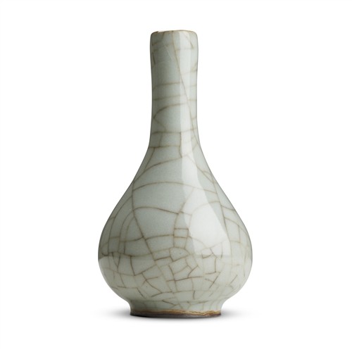 8 · A CHINESE CELADON ICE-CRACKLE GLAZED BOTTLE VASE, QING DYNASTY (1644 - 1911)