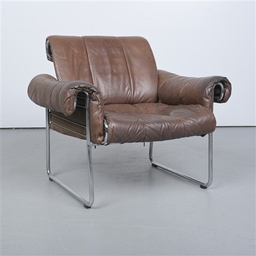 66 · A 1960S LEATHER AND CHROME ARMCHAIR (73H X 85W X 85D CM)