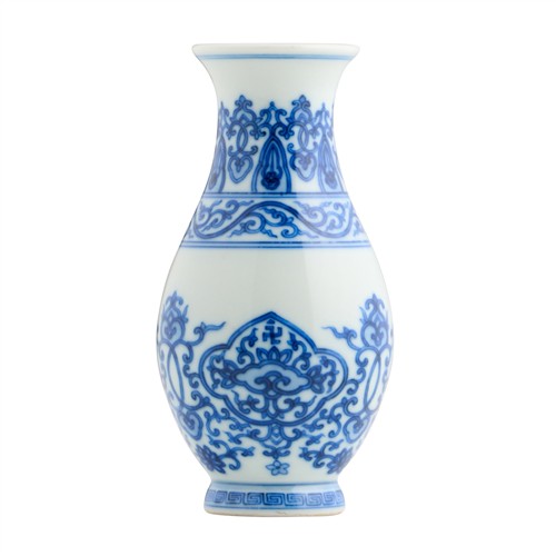 1072 · A SMALL CHINESE BLUE AND WHITE VASE, QIANLONG MARK