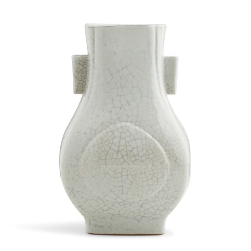 23 · A CHINESE GE-TYPE VASE, FANGHU, QIANLONG SIX-CHARACTER SEAL MARK AND POSSIBLY OF THE PERIOD (1736-1795)