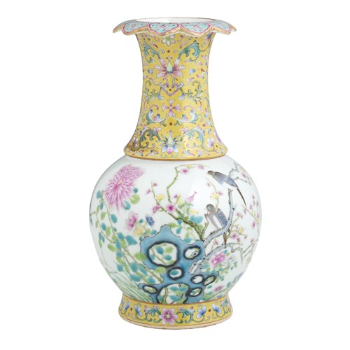 1083 · A CHINESE FAMILLE ROSE VASE, QIANLONG MARK