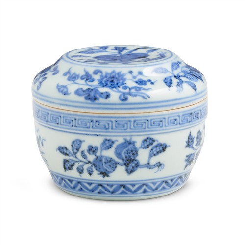 2 · A FINE CHINESE BLUE AND WHITE 'FRUIT AND FLOWER' BOX AND COVER, QING DYNASTY (1644 - 1911)
