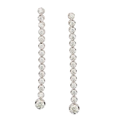 66 · PAIR OF DIAMOND EARRINGS