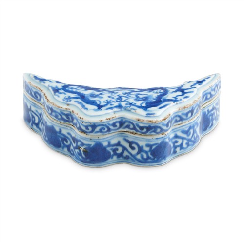 4 · A RARE CHINESE BLUE AND WHITE 'DRAGON' BAT-SHAPED BOX AND COVER, WANLI SIX-CHARACTER MARK IN UNDERGLAZE BLUE IN A DOUBLE SQUARE AND..