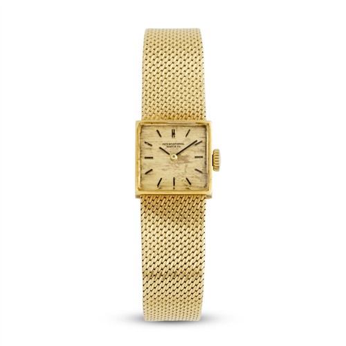 31 · IWC REF 0571 A LADY'S 18CT GOLD BRACELET WATCH CIRCA 1965