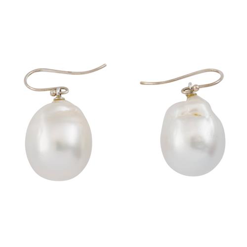 35 · PAIR OF BAROQUE PEARL EARRINGS
