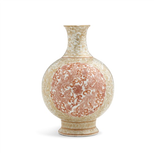 1085 · A GOLD AND IRON RED DECORATED VASE, QIANLONG MARK, 20TH CENTURY