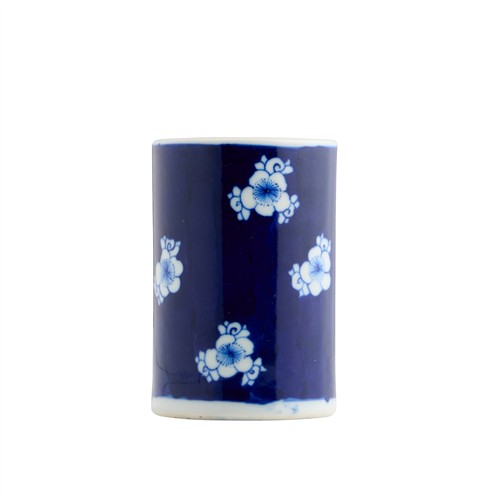 1077 · A CHINESE BLUE AND WHITE BRUSH POT, QING DYNASTY (1644 - 1911)