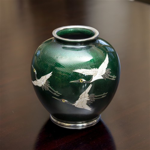 72 · A TAISHO PERIOD CLOISONNE VASE WITH CRANES