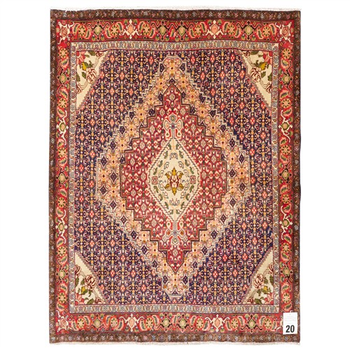 20 · A CLASSIC WOOLLEN PERSIAN SENNEH RUG (167L X 125W CM)