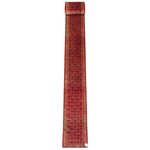 23 · AN EXTRA-LONG PERSIAN HOSSAINABAD RUNNER (955L X 72W CM)