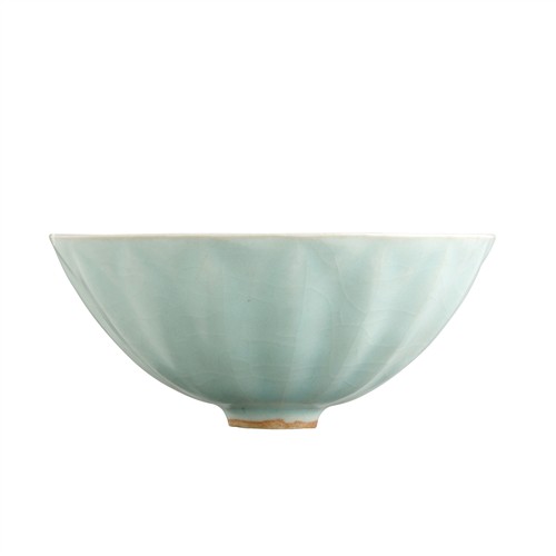 A CHINESE LONGQUAN CELADON BOWL, SOUTHERN SONG DYNASTY (1127 - 1279)
