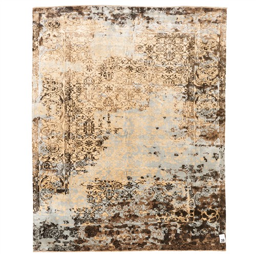 39 · A MODERN TRANSITIONAL DESIGNER RUG (300L X 240W CM)