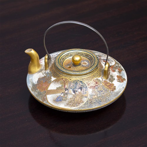 82 · A FINE MEIJI PERIOD SATSUMA TEAPOT SIGNED HANKINZANDO