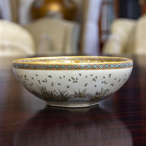 45 · A FINE QUALITY SATSUMA BOWL SIGNED YABU MEIZAN (1853-1934)
