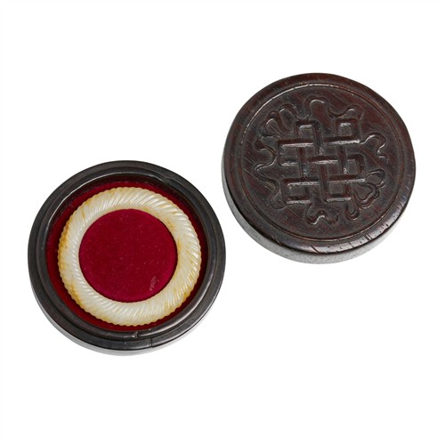 A CHINESE PALE WHITE AND RUSSET ROPE TWIST JADE RING AND A CARVED ZITAN BOX AND COVER, QING DYNASTY (1644 - 1911)